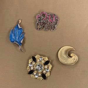 4 vintage brooches in good condition.